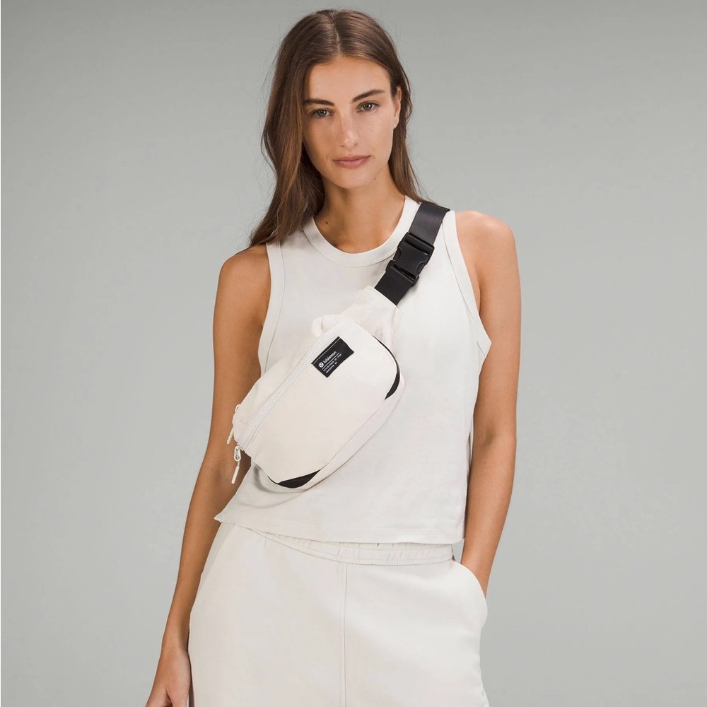 Lululemon clean lines belt bag